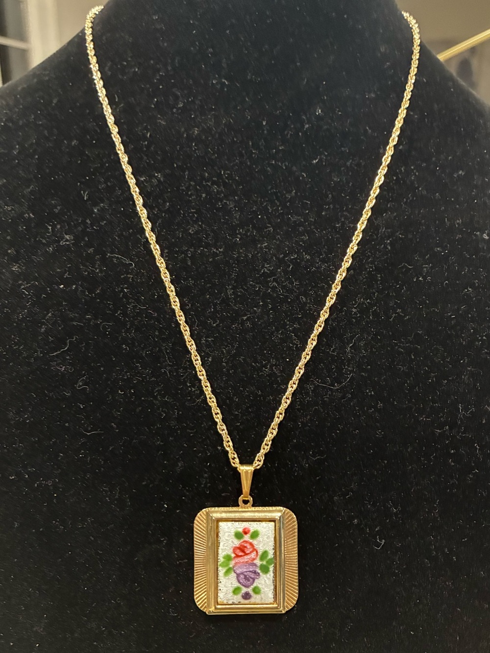โจ Vintage Mid-Century Guilloche Enamel Floral Pendant Necklace โจ